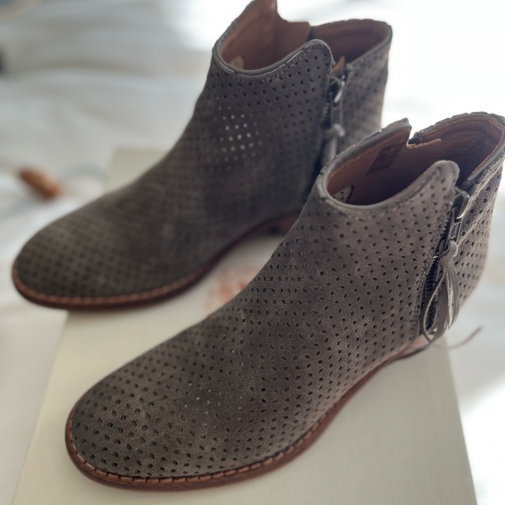 Sundance Natural Elements Boots, size 38, color Elephant, Leather - Picture 9 of 13